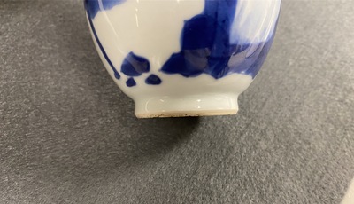 A pair of Chinese blue and white covered tea caddies, Kangxi